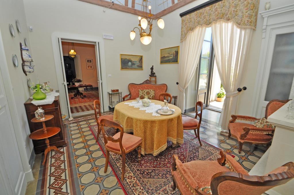 Palazzo De Donatis B&B Melissano Exterior photo